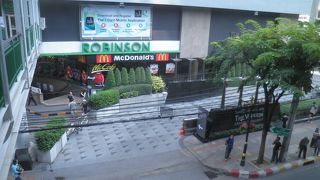 正面口にファーストフード店