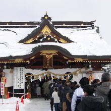 行列が出来ている本殿前の様子