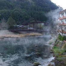 湯煙が立ち上る温泉街らしい風情が楽しめます