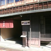“ひがし茶屋街”の中にある日本料理店