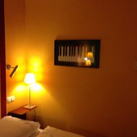 壁には鍵盤の絵画！ショパンを思わせます！