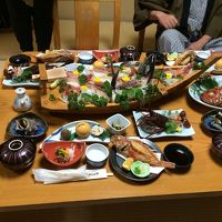 夕食です。4人分写ってるかな？美味しいです。