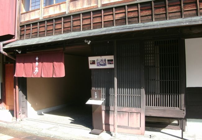 “ひがし茶屋街”の中にある日本料理店
