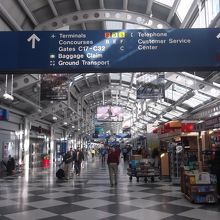 ゲートへの通路、広い