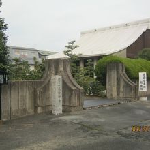 奥に本堂が見えます。