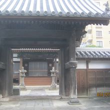 山門です。右手に地唄正絃の石碑があります。