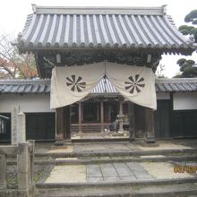 山門の様子も印象的です。