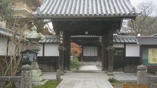 山門のかもいの彫刻が気になりました。