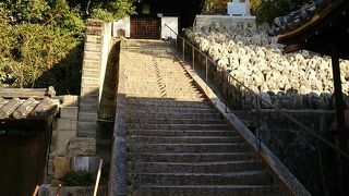 本堂、多宝塔が国宝、ロケ地としても有名