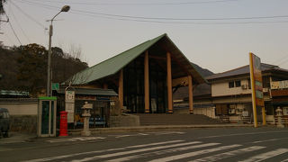道の駅に隣接する日本画のコレクションがある美術館