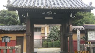 山門が印象的な寺です。