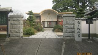 洋画家古賀春江の墓があります。