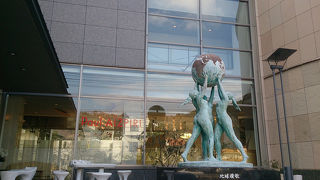 ポール・アイズビリのコレクションが中心