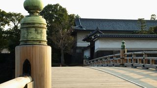 その昔の江戸城を思わせる美しい木橋・・♪