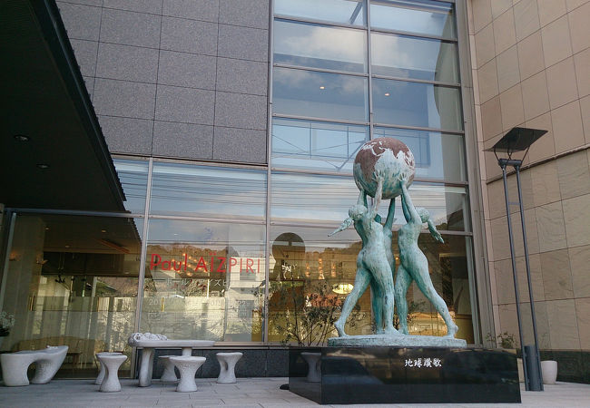 ポール・アイズビリのコレクションが中心