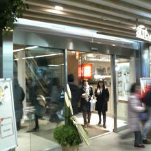 山手線の駅なだけあり、人の出入りが多めでした。