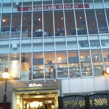 上の階の座席も下から丸見えですが…。