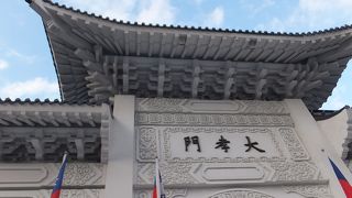 それぞれ高さが13.8メートル、幅が19.7メートル。愛国東路に面しています。