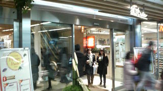 ガラス張りで店内が丸見えのエキナカ