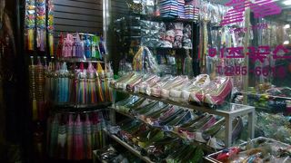 通路が狭いが活気があります