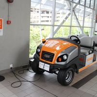 この電気自動車で送り迎えしてくれます