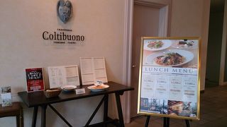 行きかう新幹線を眺めながらのランチ、コーヒータイム