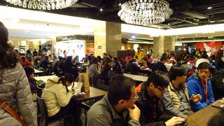 お昼どきは混雑します。人気があります。