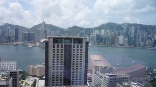 ビクトリアハーバーを見渡せるミシュラン2つ星のレストラン