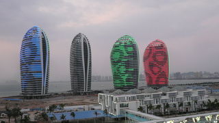 ビーチの横にすごい形のマンションが。