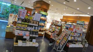 11番ゲート近くにある落ち着いた雰囲気の本屋さん