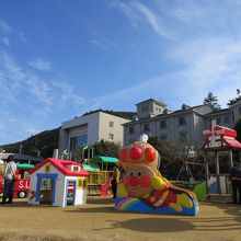 アンパンマンの遊具がある広場