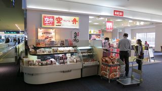 11番ゲート近くにあるJAL系列のお店