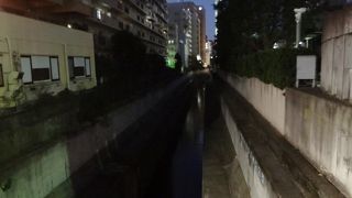 夕暮れ時の渋谷川