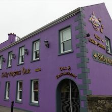 昼に見たWAU ASIAN CUISINEが入った建物。