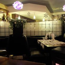 照明が暗めな店内。