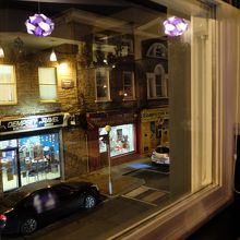 町並みが見える窓側席に陣取るのがお勧めです。