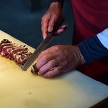 炙ったたたきは、目の前で切り分けてくれます