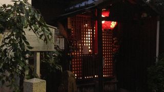 細い路地にひっそりとあります