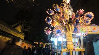 小吃片手に古街を散歩