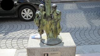 商店街を盛り上げようという気持ちが伝わってくるモニュメント