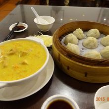 ふつうに美味しい。カニみそと豆腐の土鍋は量が多かった。