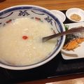 お出かけ前の朝ご飯に。中華粥のお店が美味しい。