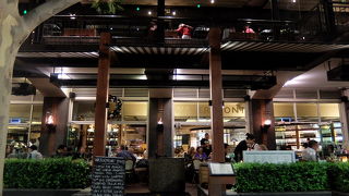 ヤラ川沿いの活気あふれるレストラン