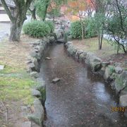 三柱神社の境内に中にあるのです。