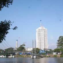 島から見た橋と湖岸