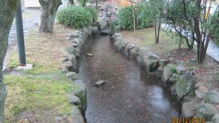 三柱神社の境内に中にあるのです。