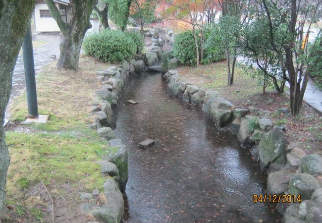 三柱神社の境内に中にあるのです。