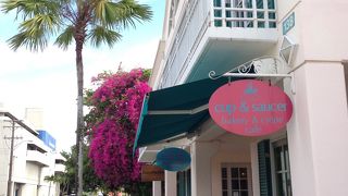 シナモンロール買ってビーチに