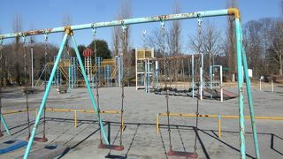 競技場以外にも池や遊具のある広場もあります