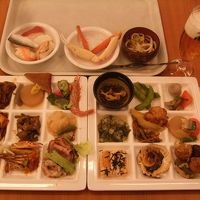 夕食は５０種類以上の料理と、アルコールは飲み放題